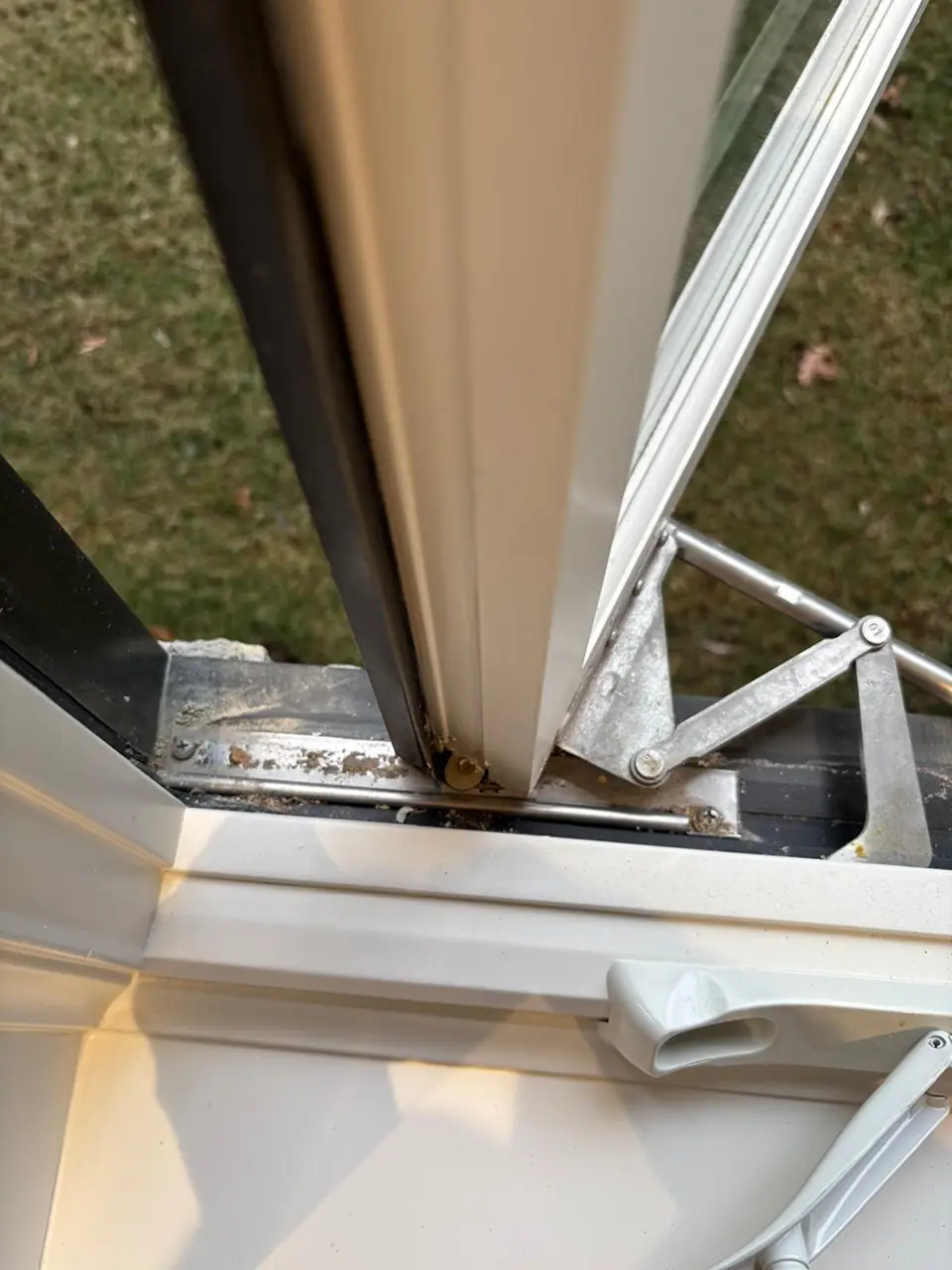 Casement sash and hinge arm, open for adjustment