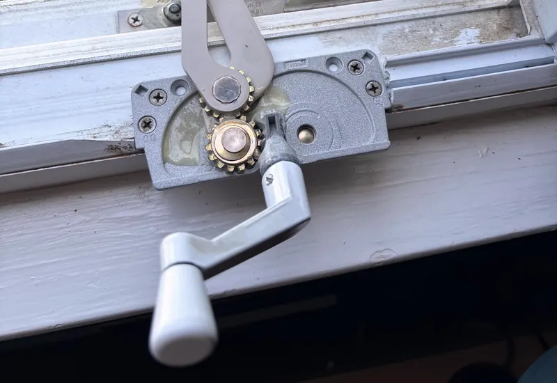 A casement window operator with a new crank handle